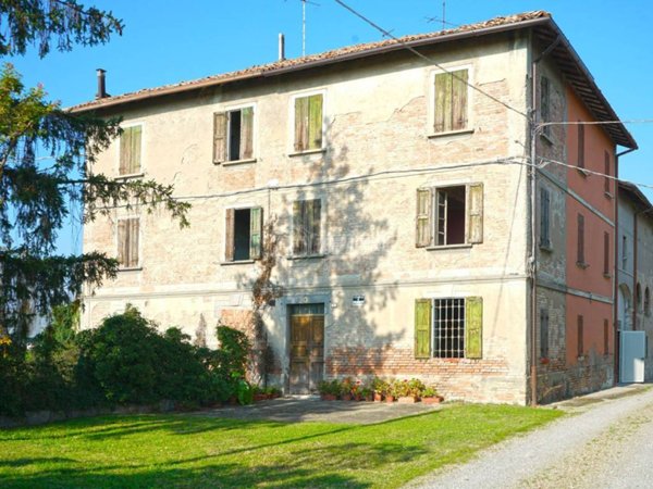 casa indipendente in vendita a Reggio nell'Emilia in zona Città Storica