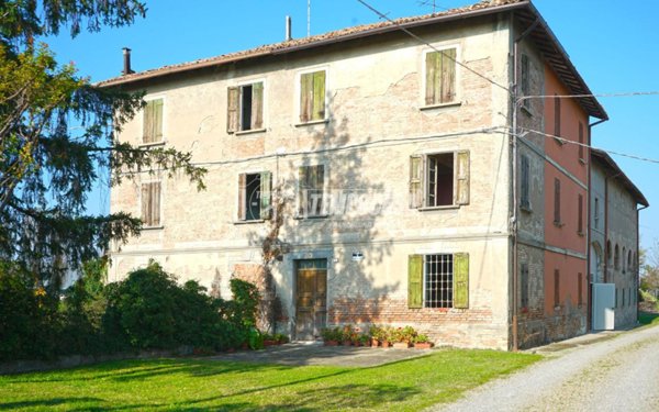 casa indipendente in vendita a Reggio nell'Emilia in zona Città Storica