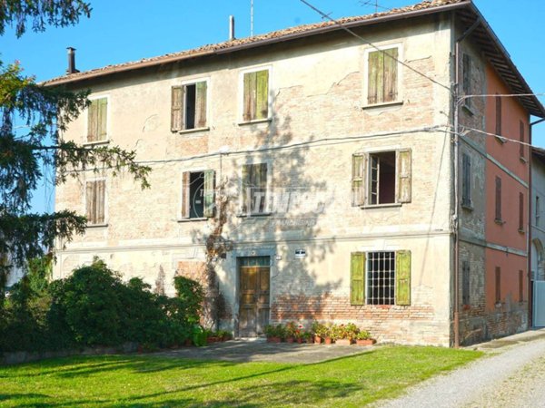 casa indipendente in vendita a Reggio nell'Emilia in zona Città Storica