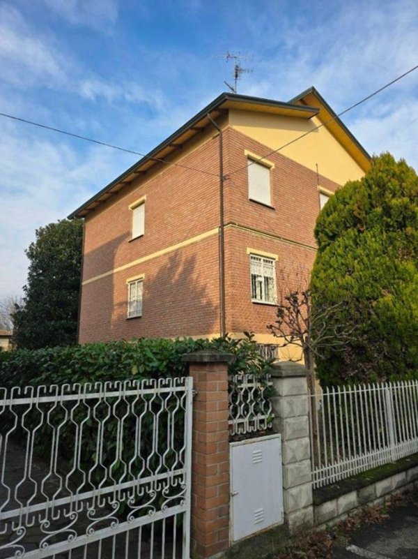 casa indipendente in vendita a Reggio nell'Emilia in zona Codemondo
