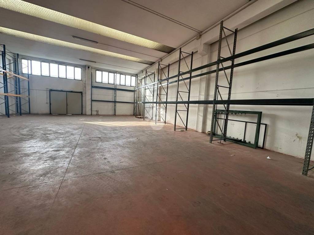 locale commerciale in vendita a Reggio nell'Emilia in zona Coviolo