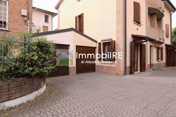 casa indipendente in vendita a Reggio nell'Emilia in zona Carrozzone