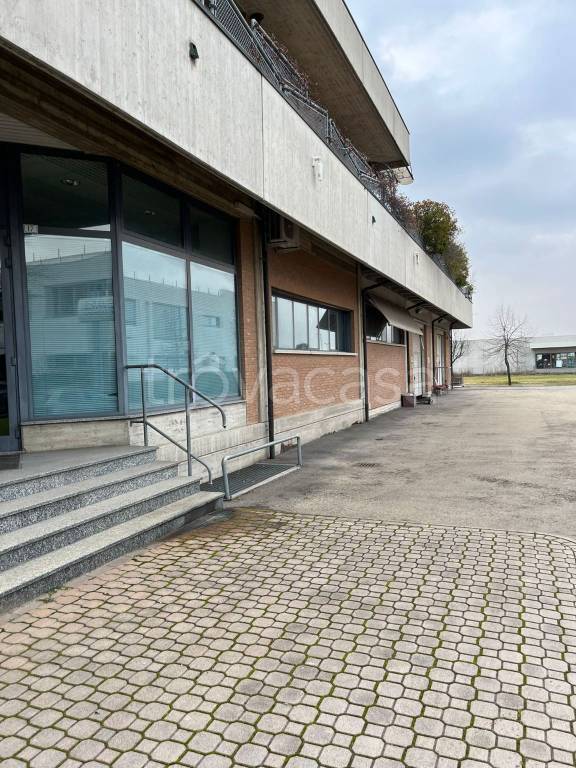 locale commerciale in vendita a Reggio nell'Emilia in zona Pieve Modolena