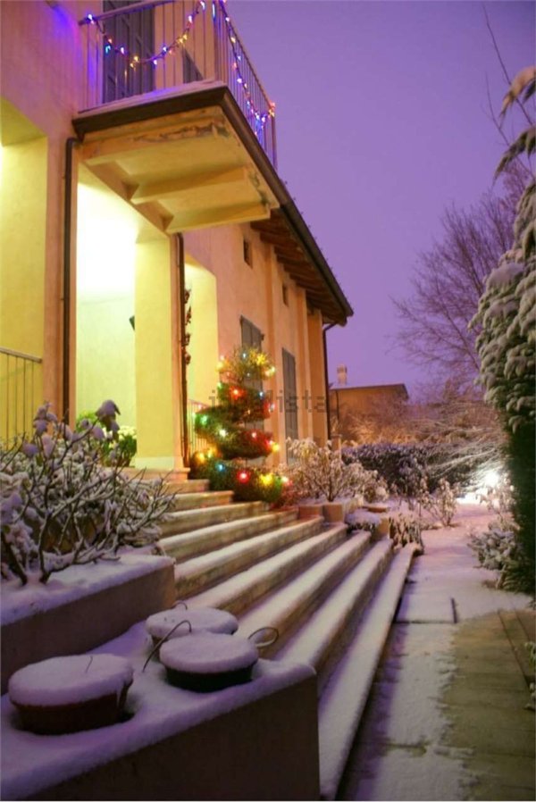 casa indipendente a Reggio nell'Emilia in zona San Pellegrino / Villa Canali