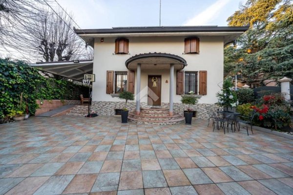 casa indipendente in vendita a Reggio nell'Emilia in zona Gattaglio