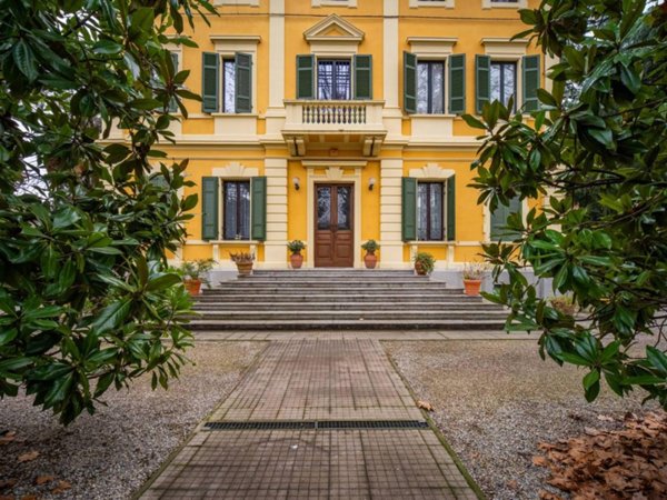 appartamento in vendita a Reggio nell'Emilia in zona Città Storica