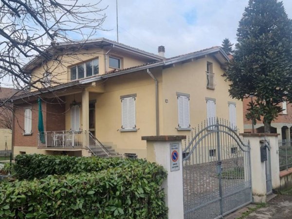 casa indipendente in vendita a Reggio nell'Emilia in zona Città Storica