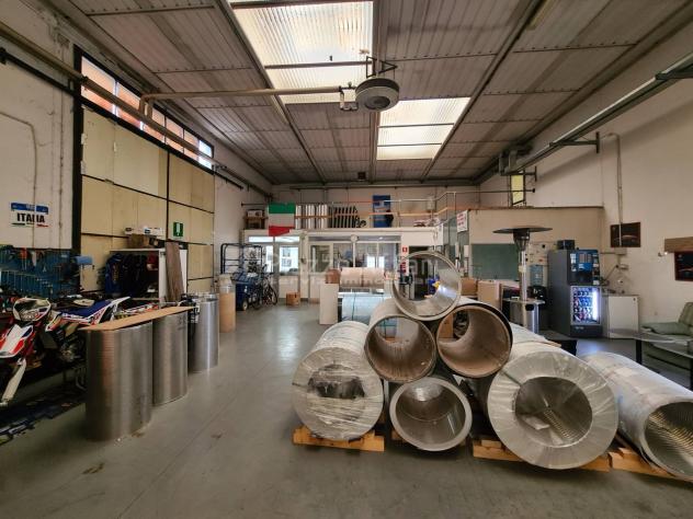 locale commerciale in vendita a Reggio nell'Emilia in zona Pieve Modolena