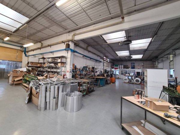 locale commerciale in vendita a Reggio nell'Emilia in zona Pieve Modolena
