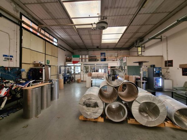 locale commerciale in vendita a Reggio nell'Emilia in zona Pieve Modolena