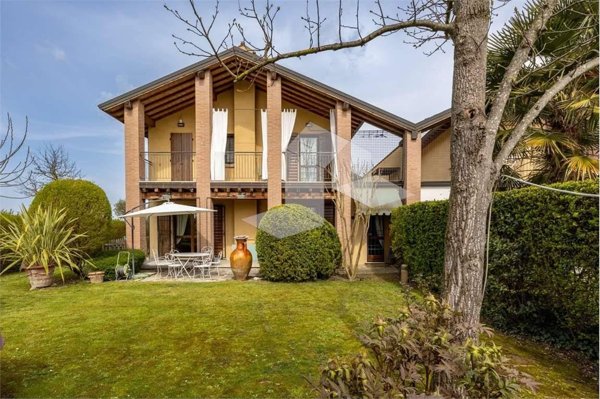 casa indipendente in vendita a Reggio nell'Emilia in zona Codemondo