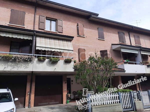 casa indipendente in vendita a Reggio nell'Emilia in zona Orologio