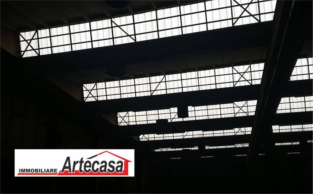 locale commerciale in vendita a Reggio nell'Emilia in zona Carrozzone