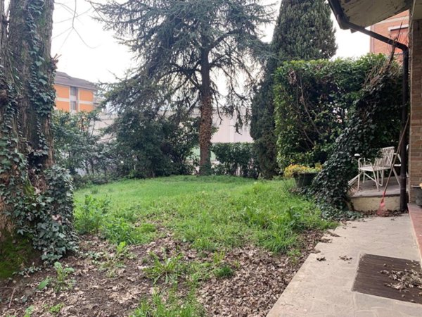 casa indipendente in vendita a Reggio nell'Emilia in zona Città Storica