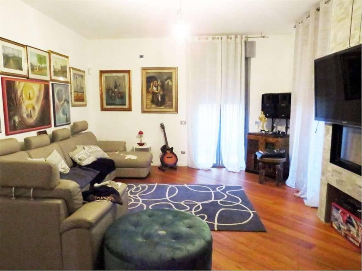 casa indipendente in vendita a Reggio nell'Emilia in zona Città Storica