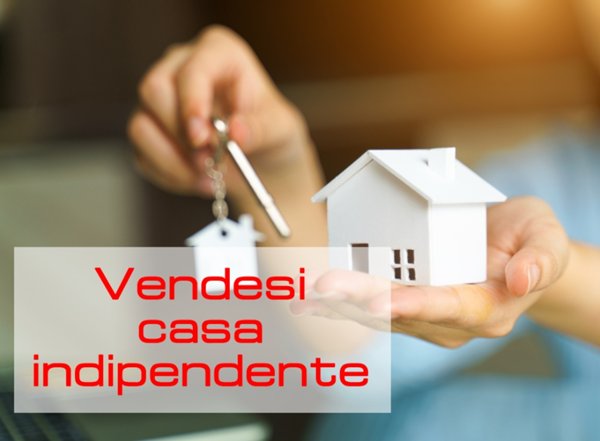 casa indipendente in vendita a Reggio nell'Emilia in zona Città Storica