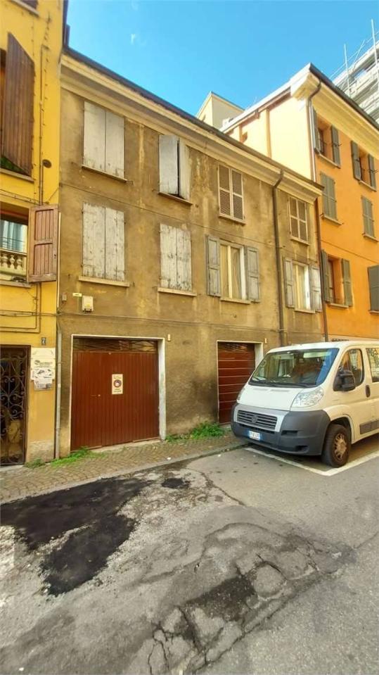 casa indipendente in vendita a Reggio nell'Emilia in zona Città Storica