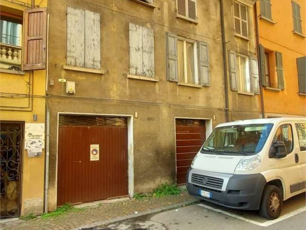 casa indipendente in vendita a Reggio nell'Emilia in zona Città Storica