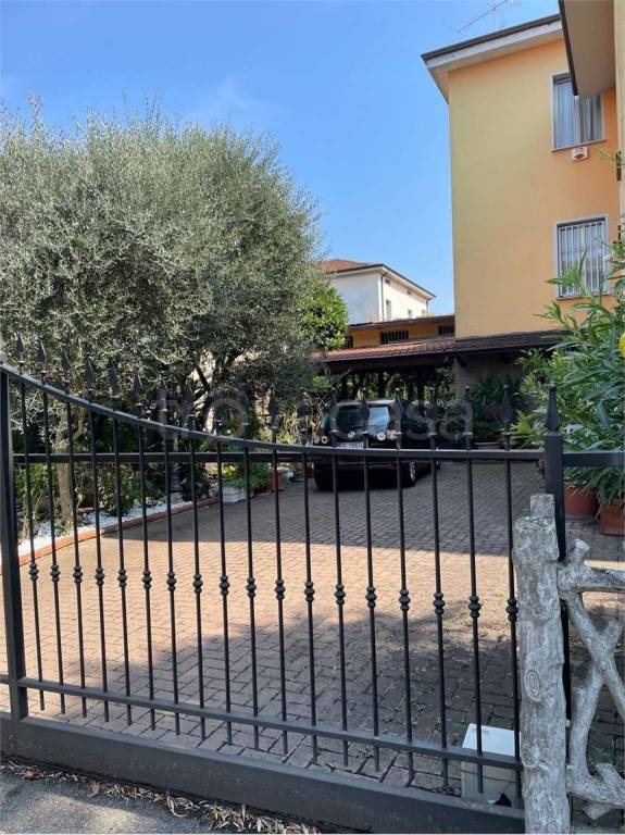 casa indipendente in vendita a Reggio nell'Emilia in zona Santa Croce
