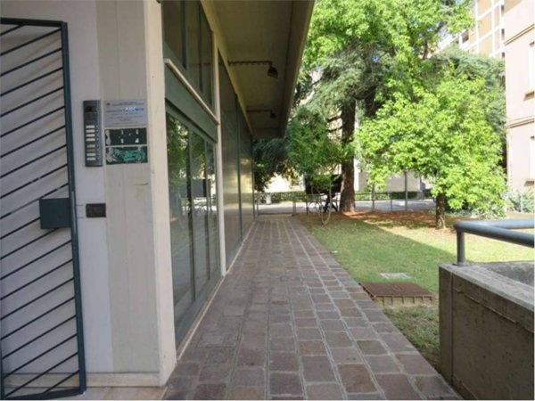 ufficio in vendita a Reggio nell'Emilia in zona Ospizio