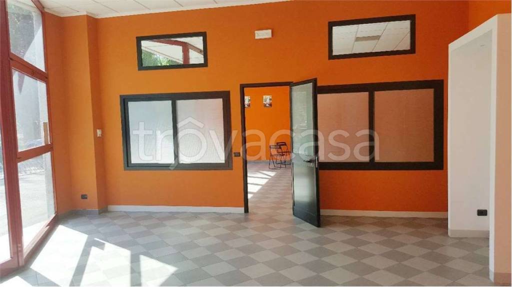 locale commerciale in vendita a Reggio nell'Emilia in zona Città Storica