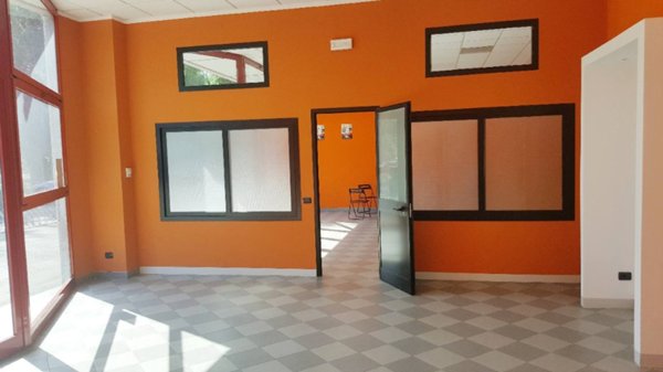 locale commerciale in vendita a Reggio nell'Emilia in zona Città Storica