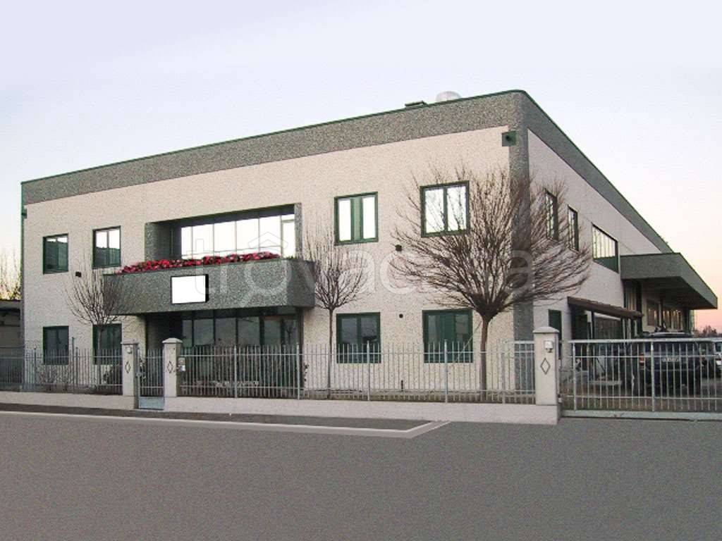 locale commerciale in vendita a Reggio nell'Emilia in zona Marmirolo