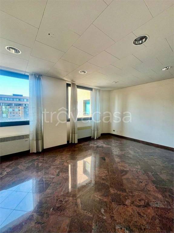 ufficio in vendita a Reggio nell'Emilia in zona Tribunale