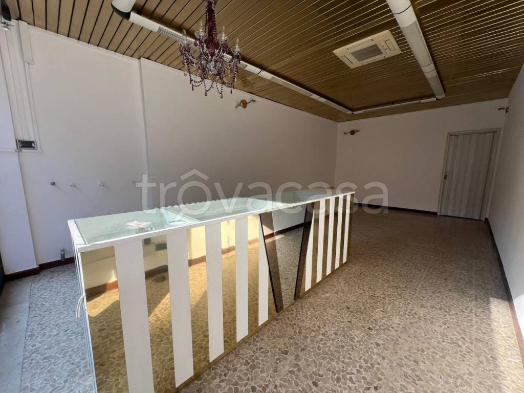 negozio in vendita a Reggio nell'Emilia in zona Ospizio