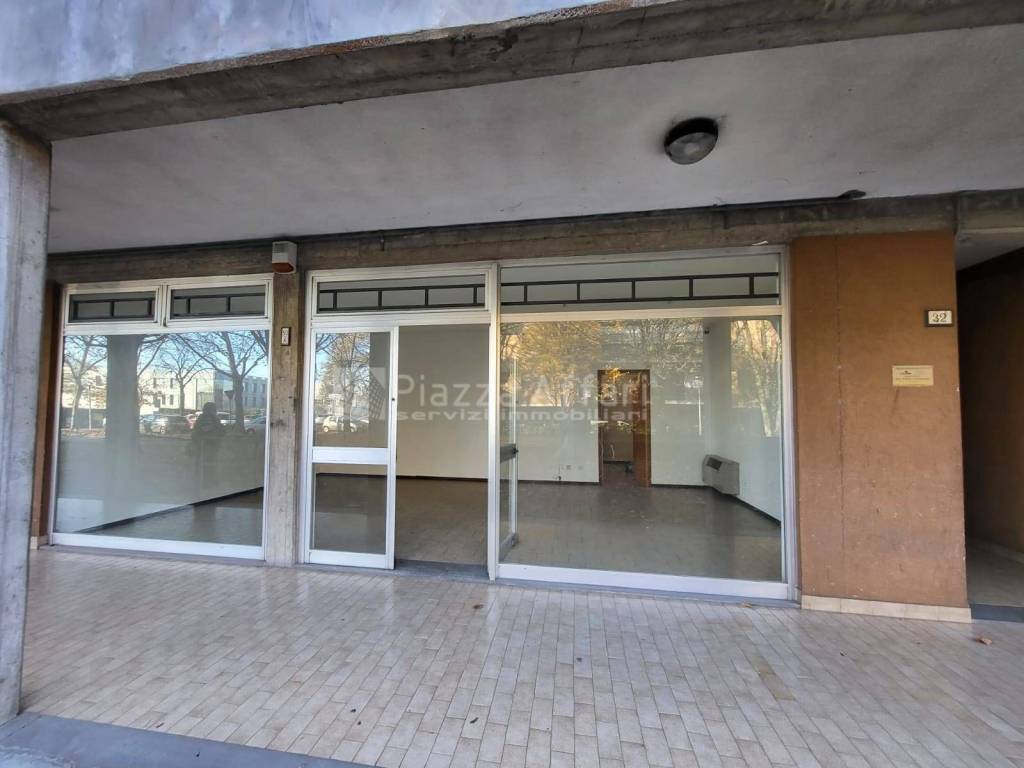 negozio in vendita a Reggio nell'Emilia in zona Santa Croce