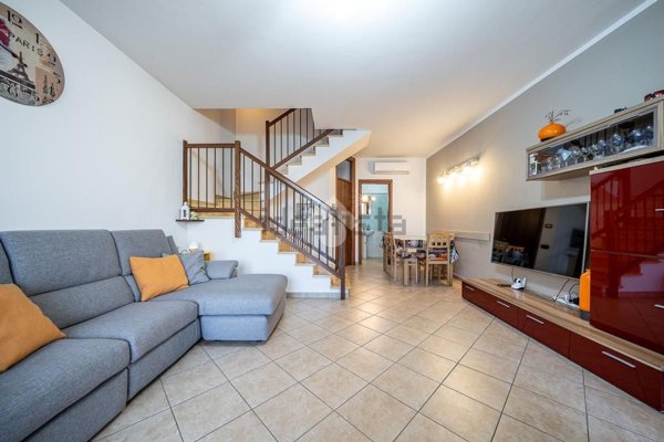 casa indipendente in vendita a Reggio nell'Emilia in zona Cavazzoli
