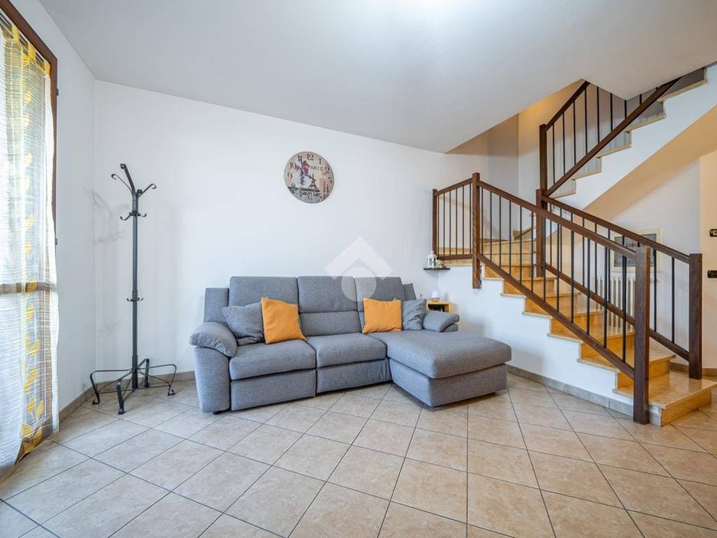 casa indipendente in vendita a Reggio nell'Emilia in zona Cavazzoli