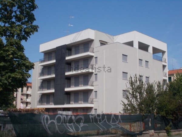 intera palazzina a Reggio nell'Emilia in zona Compagnoni / Migliolungo