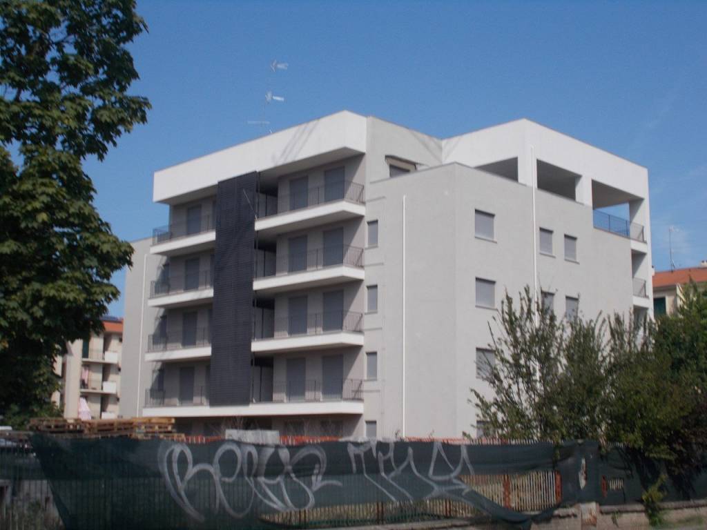 intera palazzina a Reggio nell'Emilia in zona Compagnoni / Migliolungo