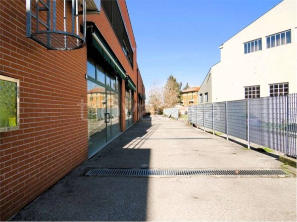 locale commerciale in vendita a Reggio nell'Emilia in zona Città Storica