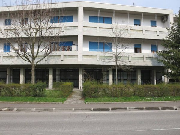 negozio in vendita a Reggio nell'Emilia in zona Sesso