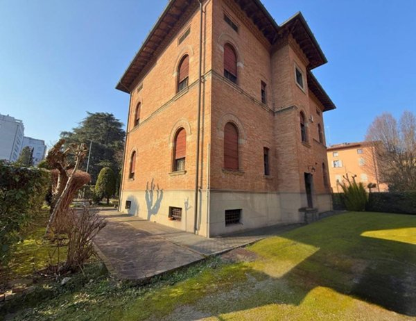 casa indipendente in vendita a Reggio nell'Emilia in zona Città Storica