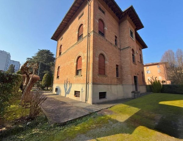 casa indipendente in vendita a Reggio nell'Emilia in zona Città Storica