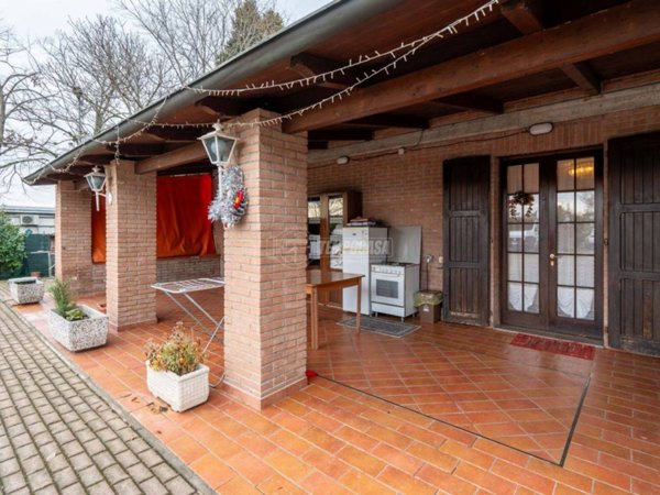 casa indipendente in vendita a Reggio nell'Emilia in zona Gavassa