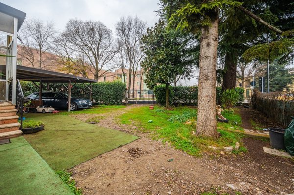casa indipendente a Reggio nell'Emilia in zona Compagnoni / Migliolungo
