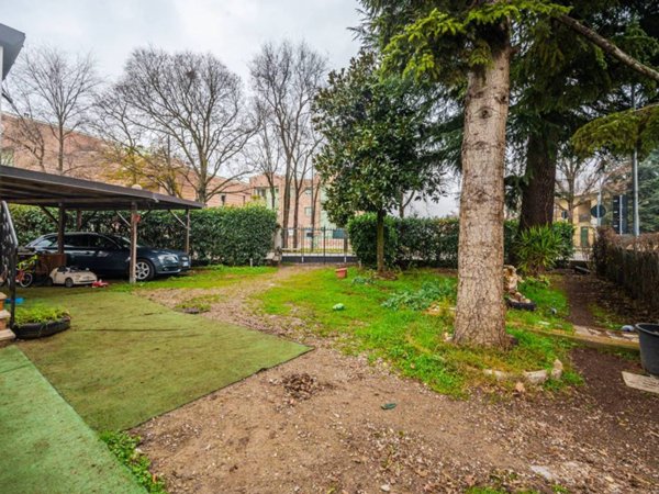 casa indipendente a Reggio nell'Emilia in zona Compagnoni / Migliolungo