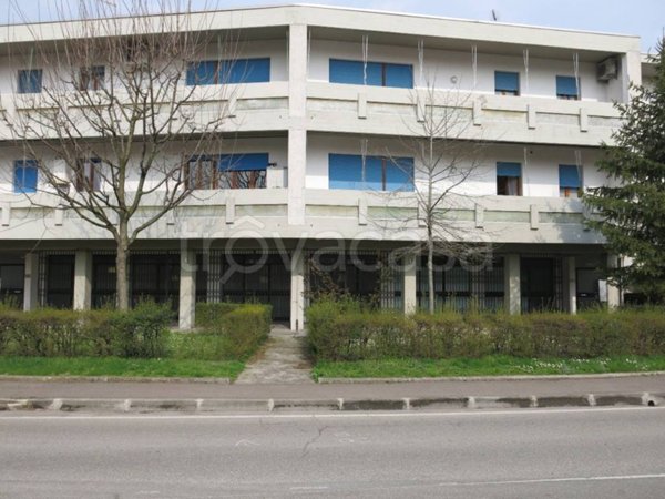 negozio in vendita a Reggio nell'Emilia in zona Sesso