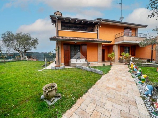 casa indipendente in vendita a Reggio nell'Emilia