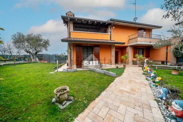casa indipendente in vendita a Reggio nell'Emilia