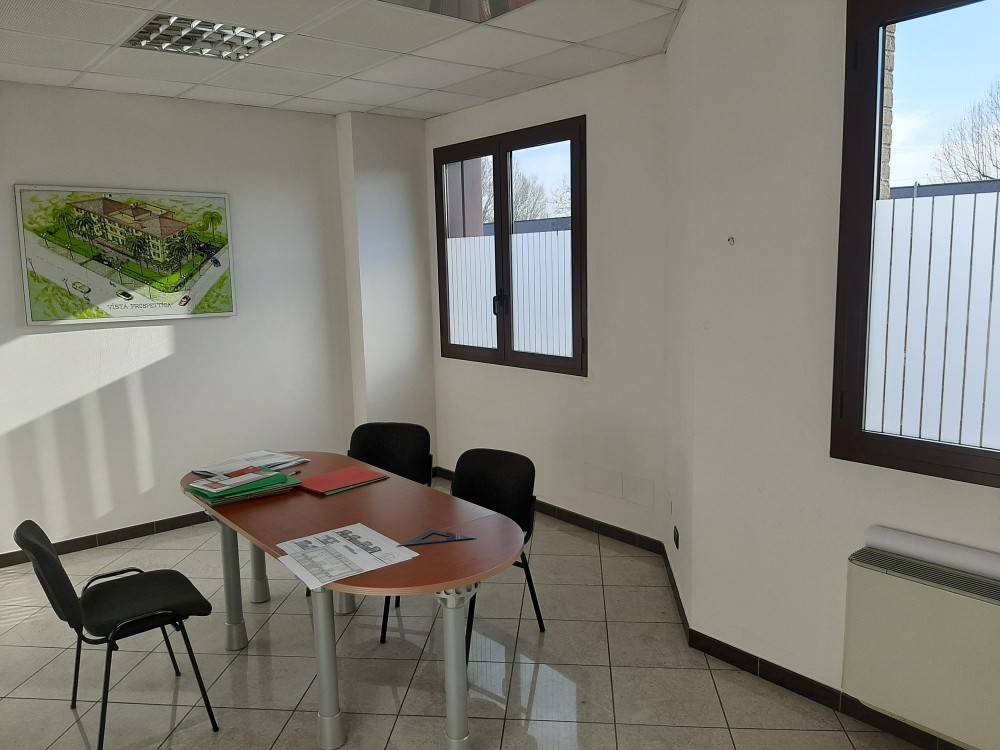 locale commerciale in vendita a Reggio nell'Emilia