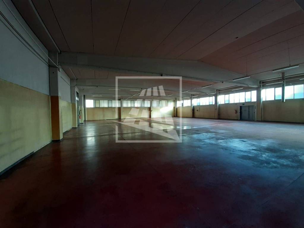 locale commerciale in vendita a Reggio nell'Emilia in zona Carrozzone