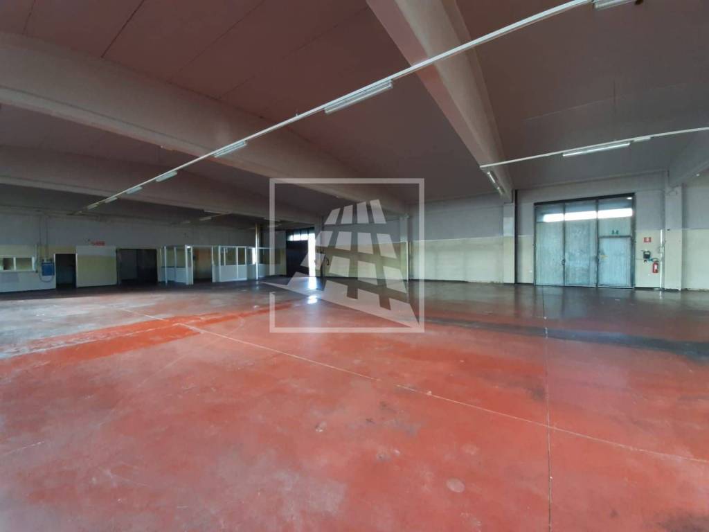 locale commerciale in vendita a Reggio nell'Emilia in zona Carrozzone