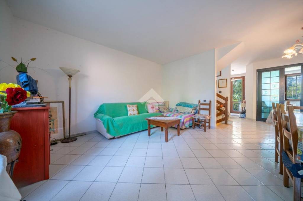 casa indipendente in vendita a Reggio nell'Emilia in zona Rosta Nuova