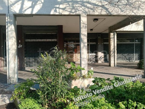 negozio in vendita a Reggio nell'Emilia in zona Ospizio