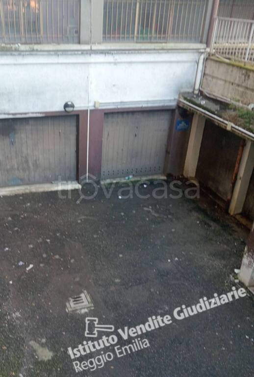 locale commerciale in vendita a Reggio nell'Emilia in zona Ospizio